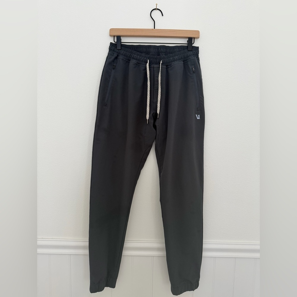 Vuori LIKE NEW Men’s Performance Jogger in Charcoal Gray Athletic Pants - Large